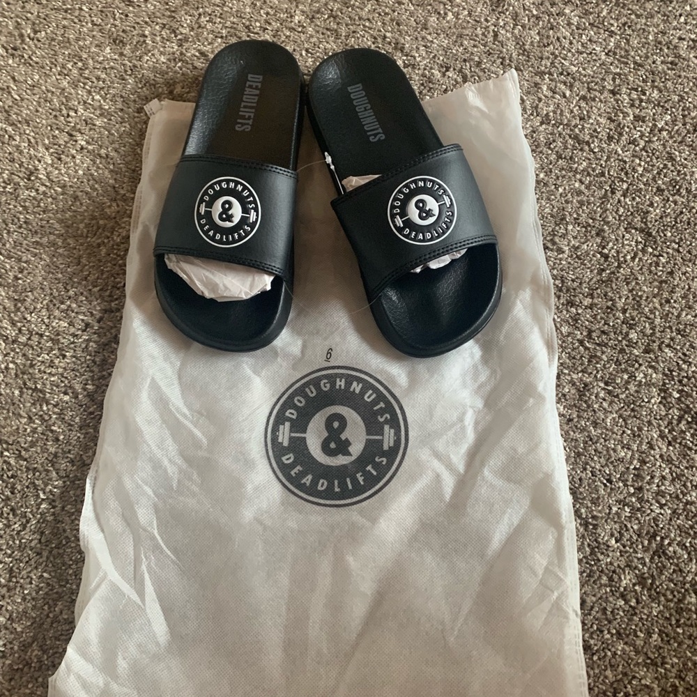 Doughnuts & deadlifts sliders size 8